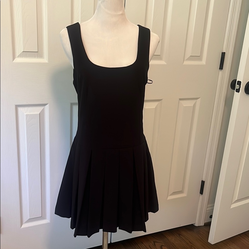 Black Sleeveless Pleated Dress